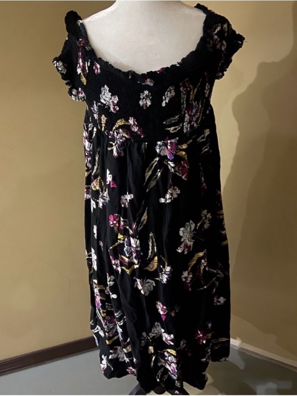 Black Floral Smocked Midi Dress with Cap Sleeves by Harper and Zoe! Size 2X